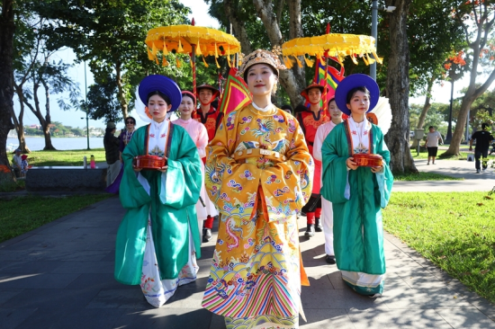 Hue young people participating in an Ao dai show